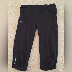 ATHLETA Women's medium black Ultimate Stash Crop Leggings. It's buttery soft fab